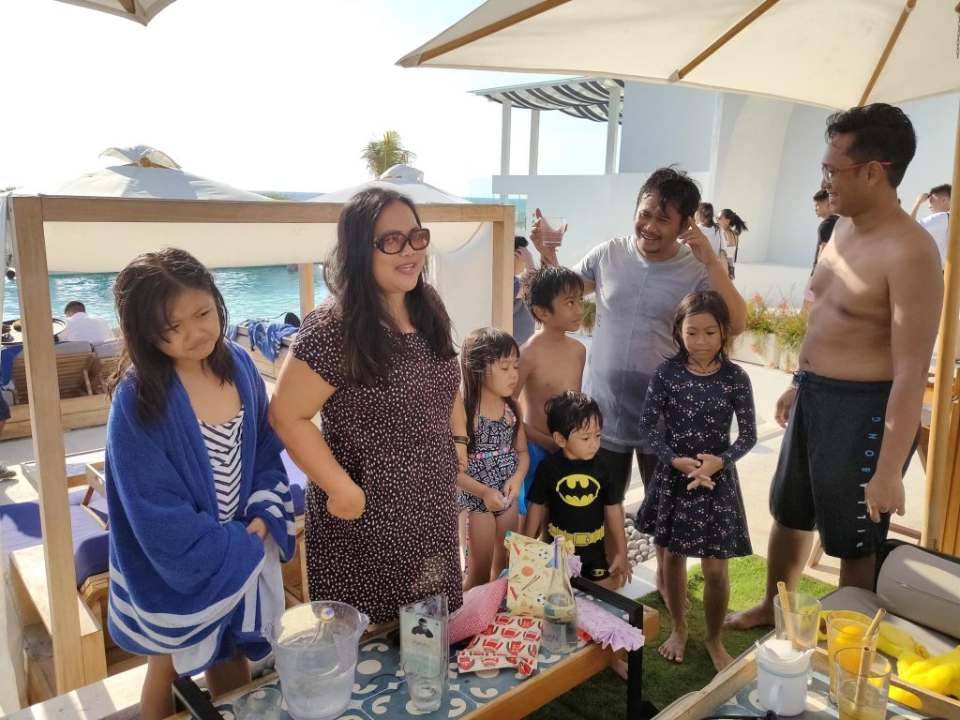 photo of mariza, her family and friends on a beach outing